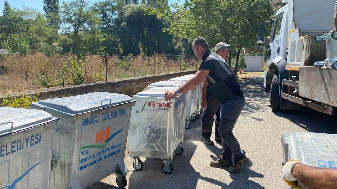 İnönü'de okullara yeni çöp konteynerleriyle hijyen hamlesi