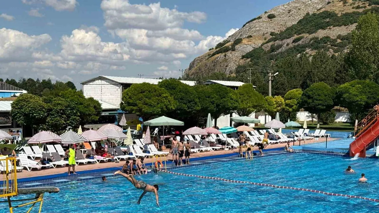 İnönü'nün 26 derece kaynak suyuyla yenilenen termal tesisi çevre illerden yoğun ilgi görüyor