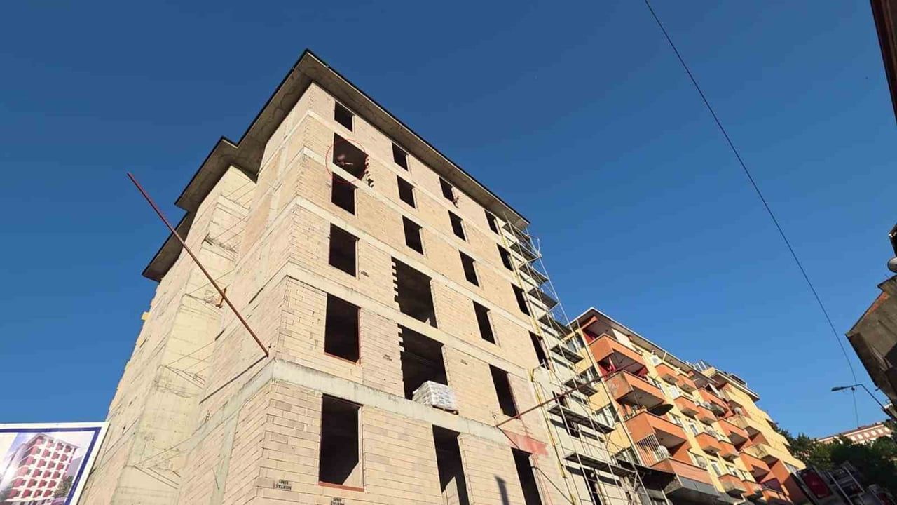 İnşa halindeki binada bekleyiş: 45 dakikalık iknadan sonra kişi hastaneye sevk edildi