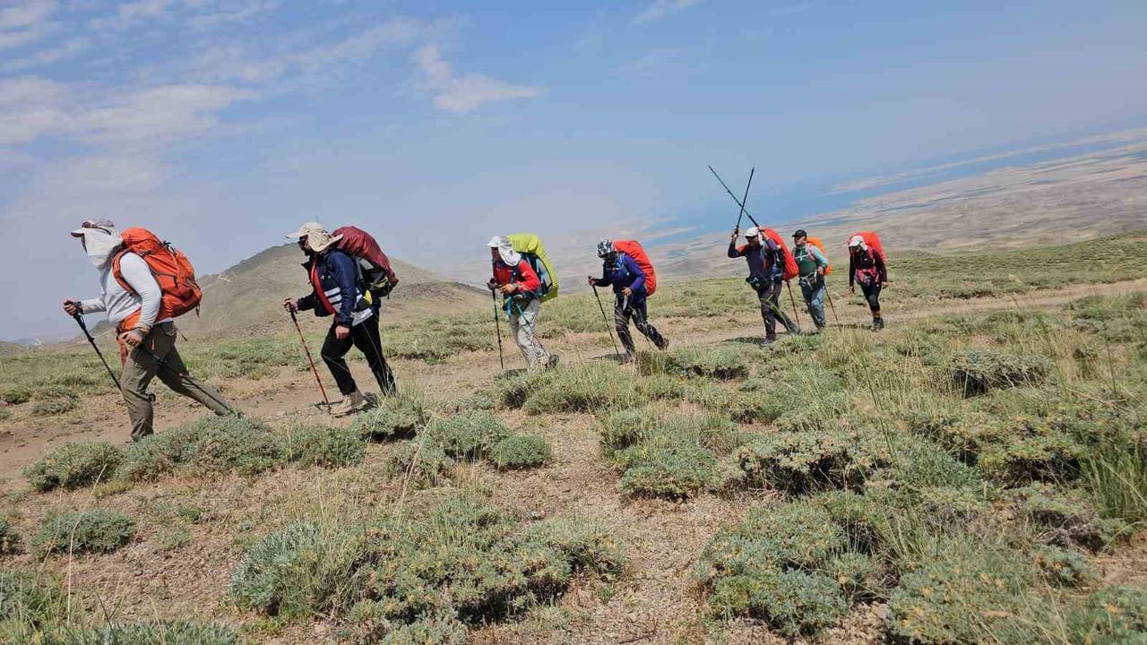 İranlı dağcılar süphan zirvesinde: 13 kişilik ekip 4 bin 58 metreye tırmandı