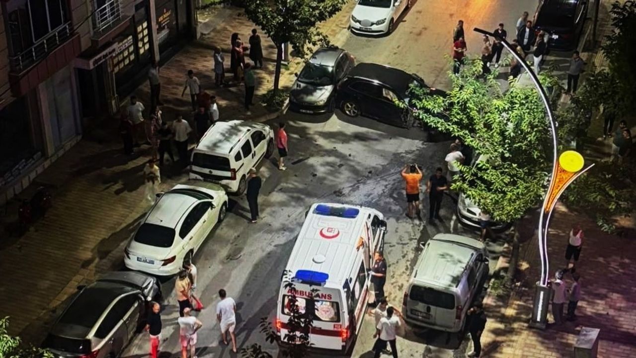 İshaklı'da sabaha karşı kontrolden çıkan otomobil park halindeki 6 araca zarar verdi