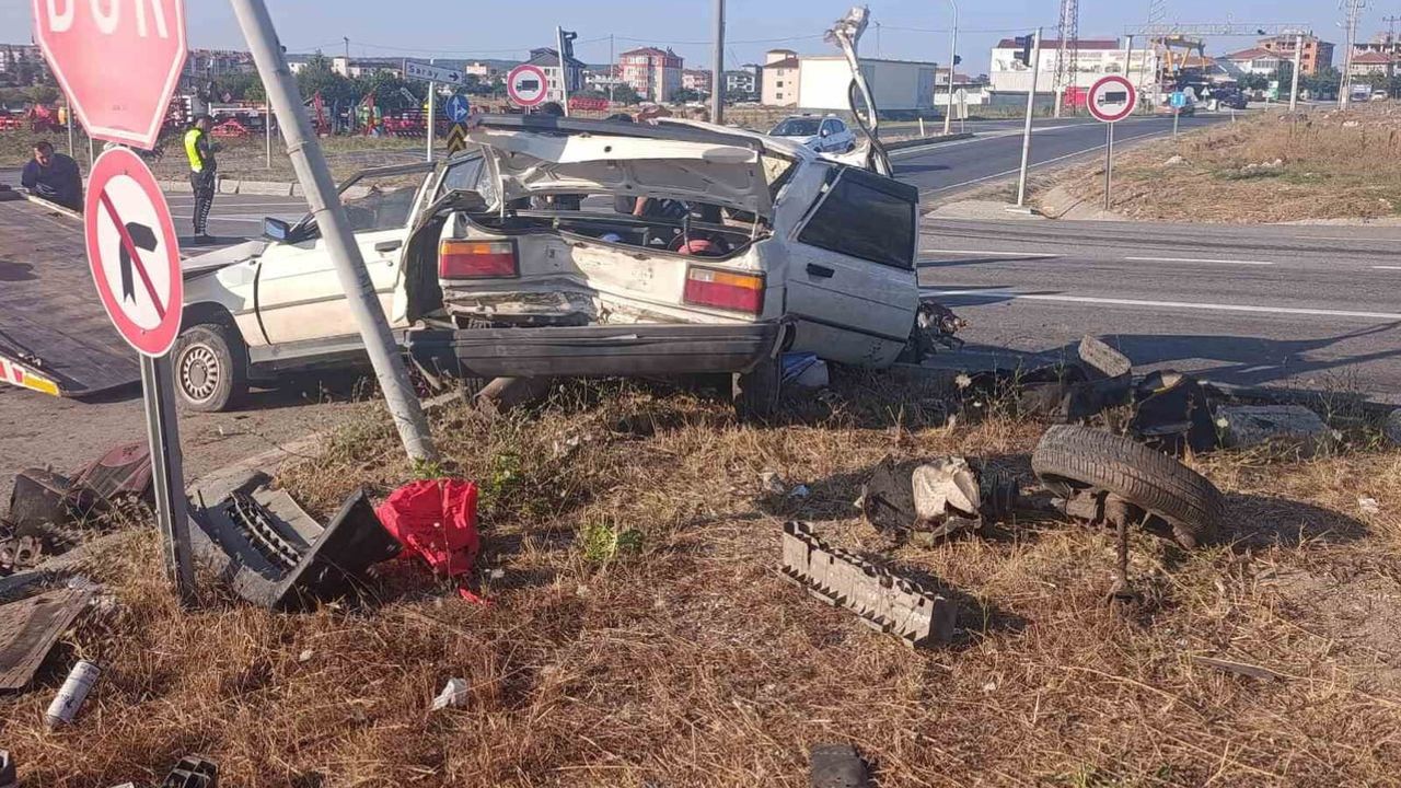 Işıklara çarpan otomobil ikiye bölündü, sürücü kendi imkanlarıyla çıktı