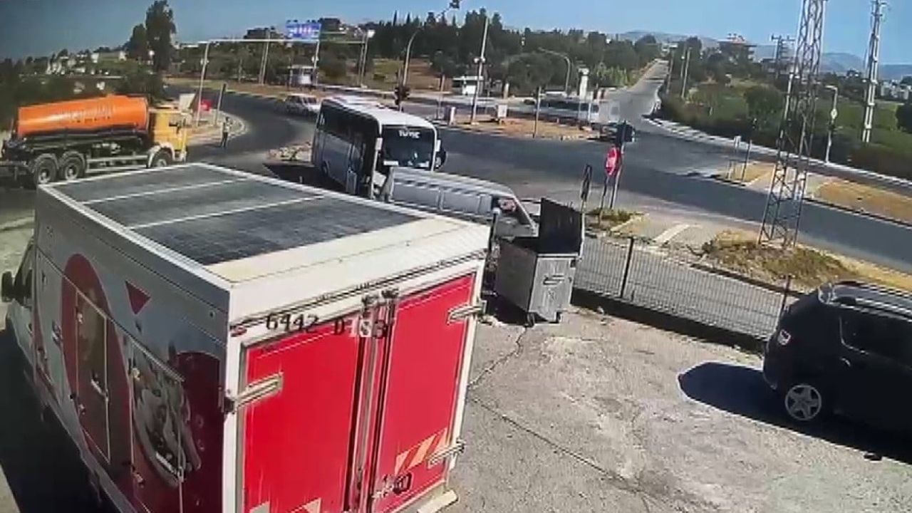 Işıklı kavşakta refüjü aşan midibüsün çarpma anı kamerada