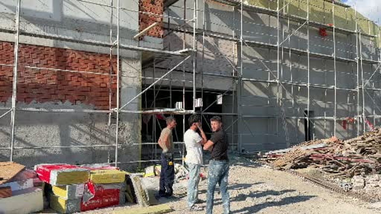 İskele kurulumu sırasında dengesini kaybeden işçi 5 metre yükseklikten düştü