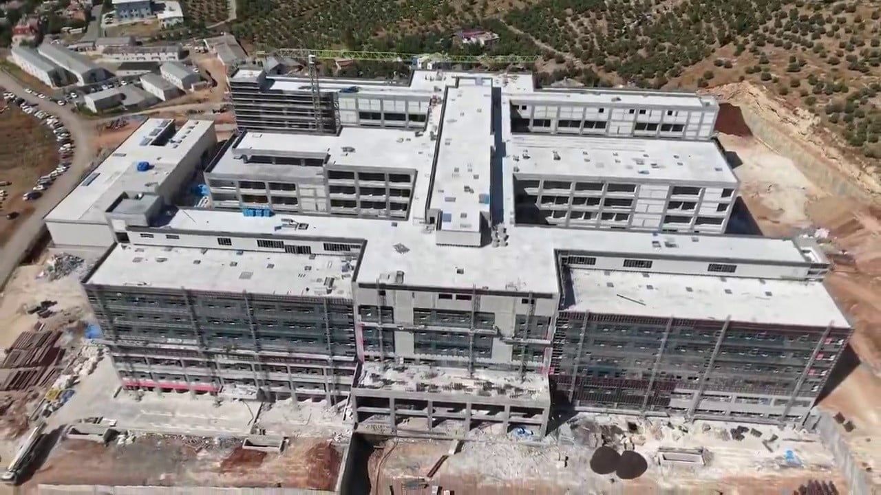 İskenderun'da deprem izolatörlü 600 yataklı sağlık kompleksi son aşamaya geldi