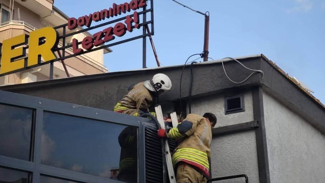 İskenderun'da dönercide başlayıp büyümeden söndürülen yangın