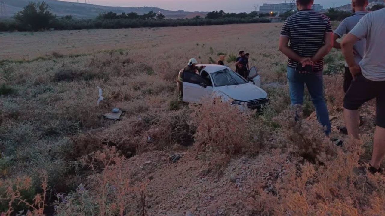 İskenderun'da tarlaya uçan Audi'den yara almadan çıkan sürücü