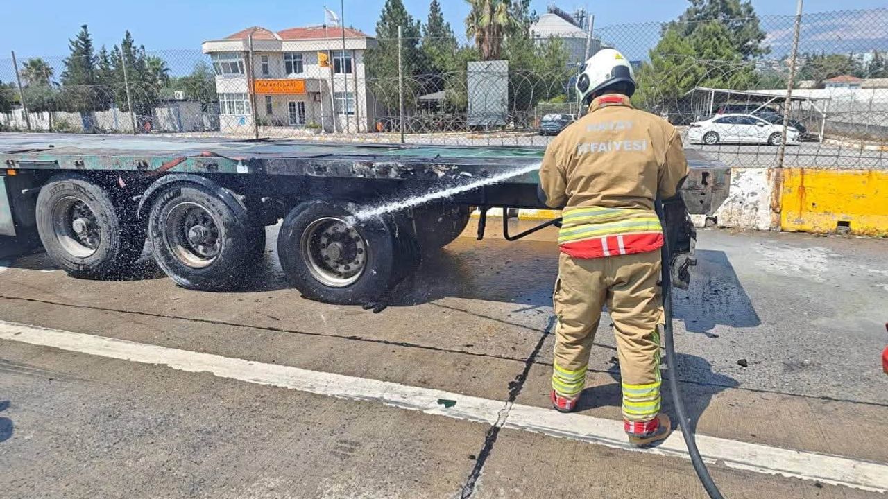 İskenderun'da tır lastiğinden yükselen alevler itfaiyenin müdahalesiyle söndürüldü