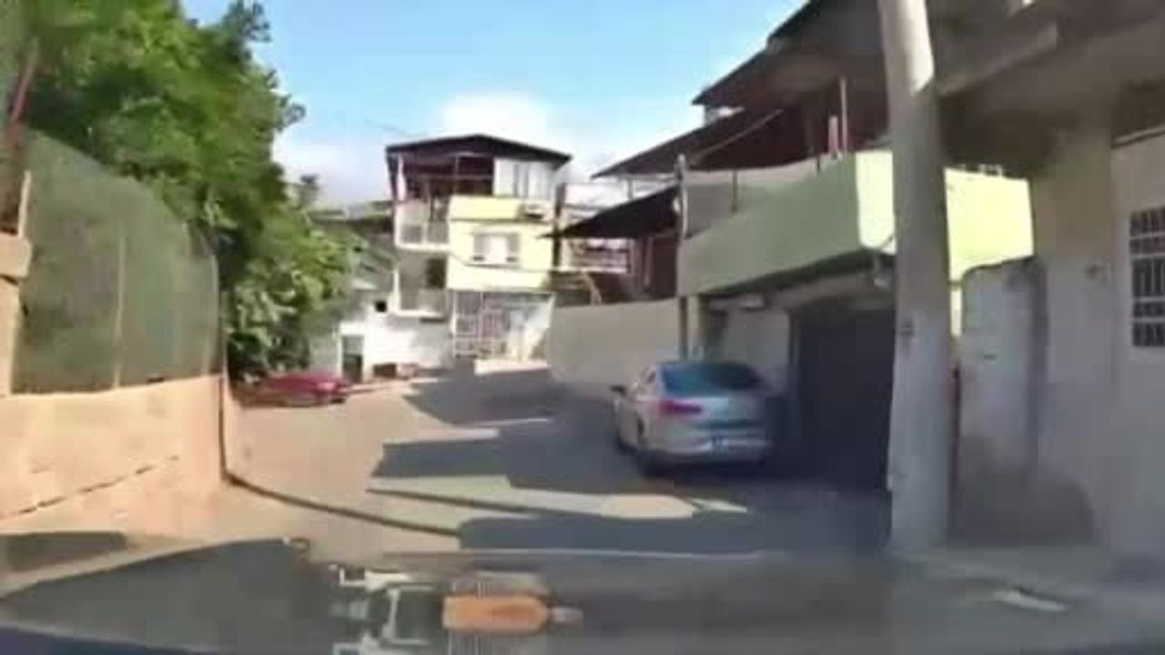 İskenderun'da yanlış vitese geçirilen araç evin duvarına çarptı