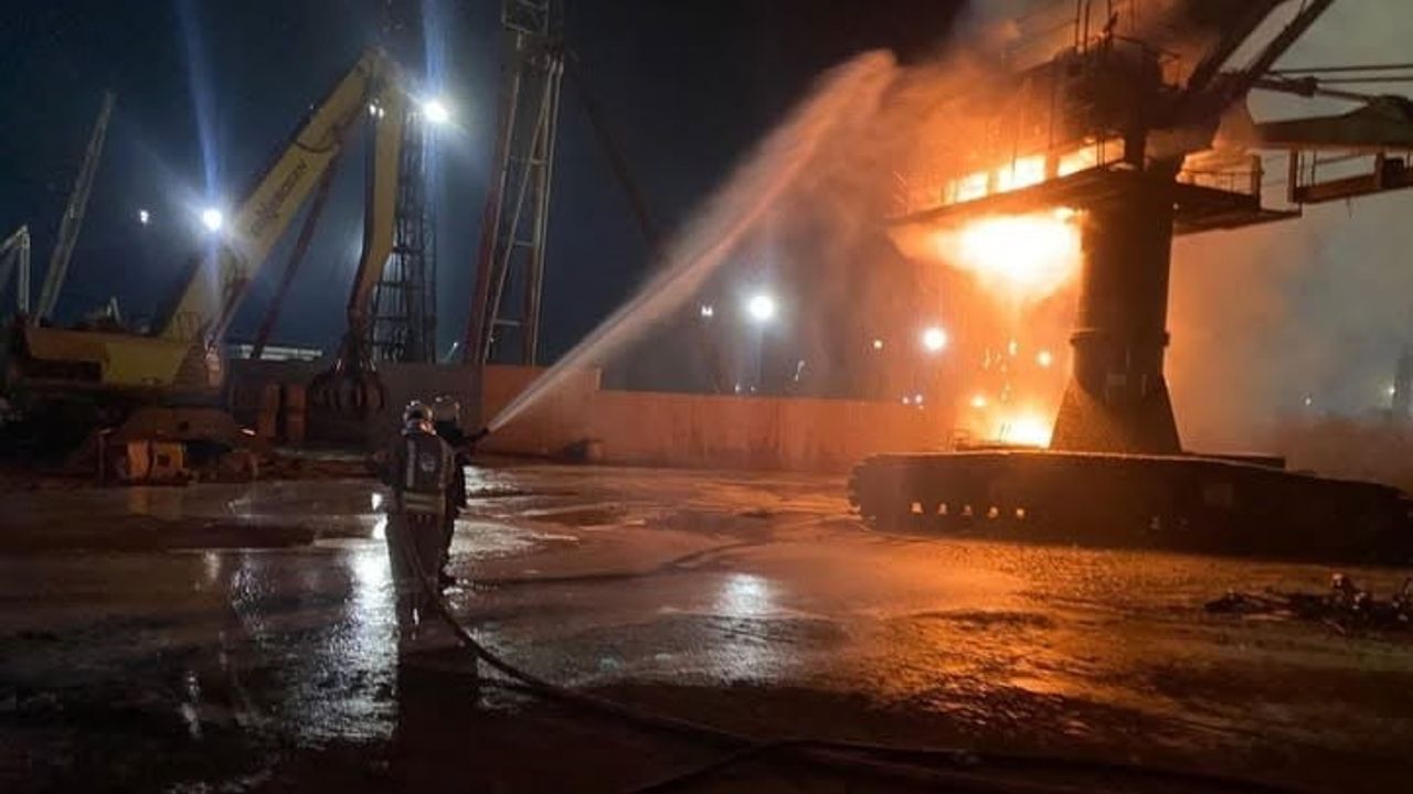İskenderun organize sanayide vinç yangını hızlı müdahaleyle kontrol altına alındı
