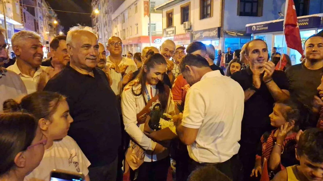 İskilip'te zafer yürüyüşü: dünya şampiyonu Özdenur coşkuyla karşılandı