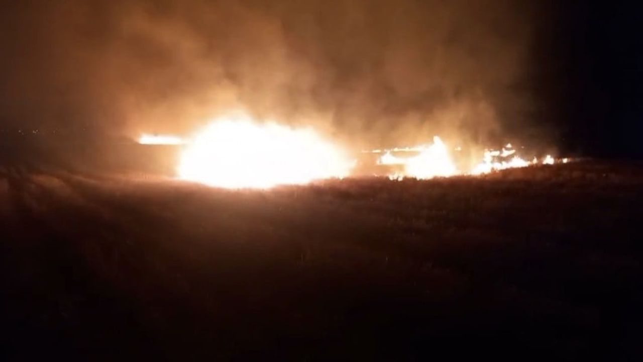 İslahiye'de hasat tarlasındaki gece yangını ekiplerin müdahalesiyle söndürüldü