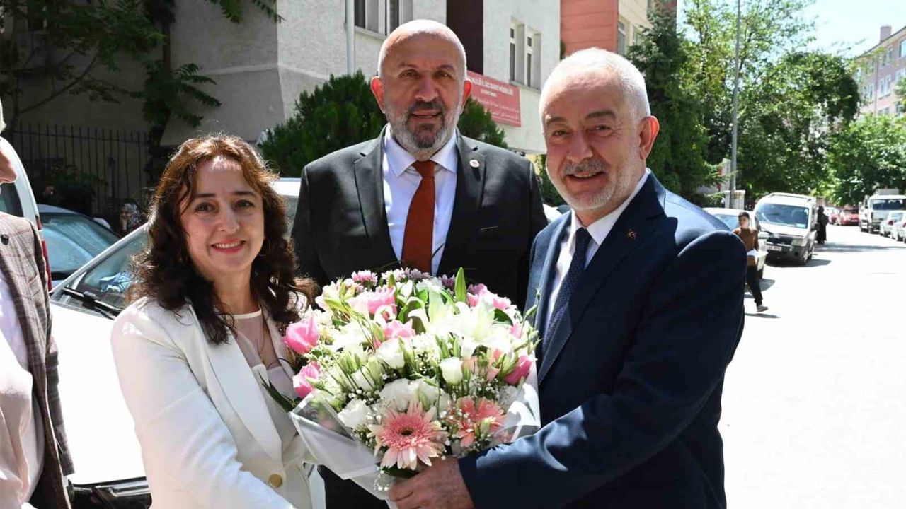 Isparta belediye başkanı Şükrü Başdeğirmen'e Muhtarlar Konfederasyonu'ndan yılın en başarılı belediye başkanı ödülü