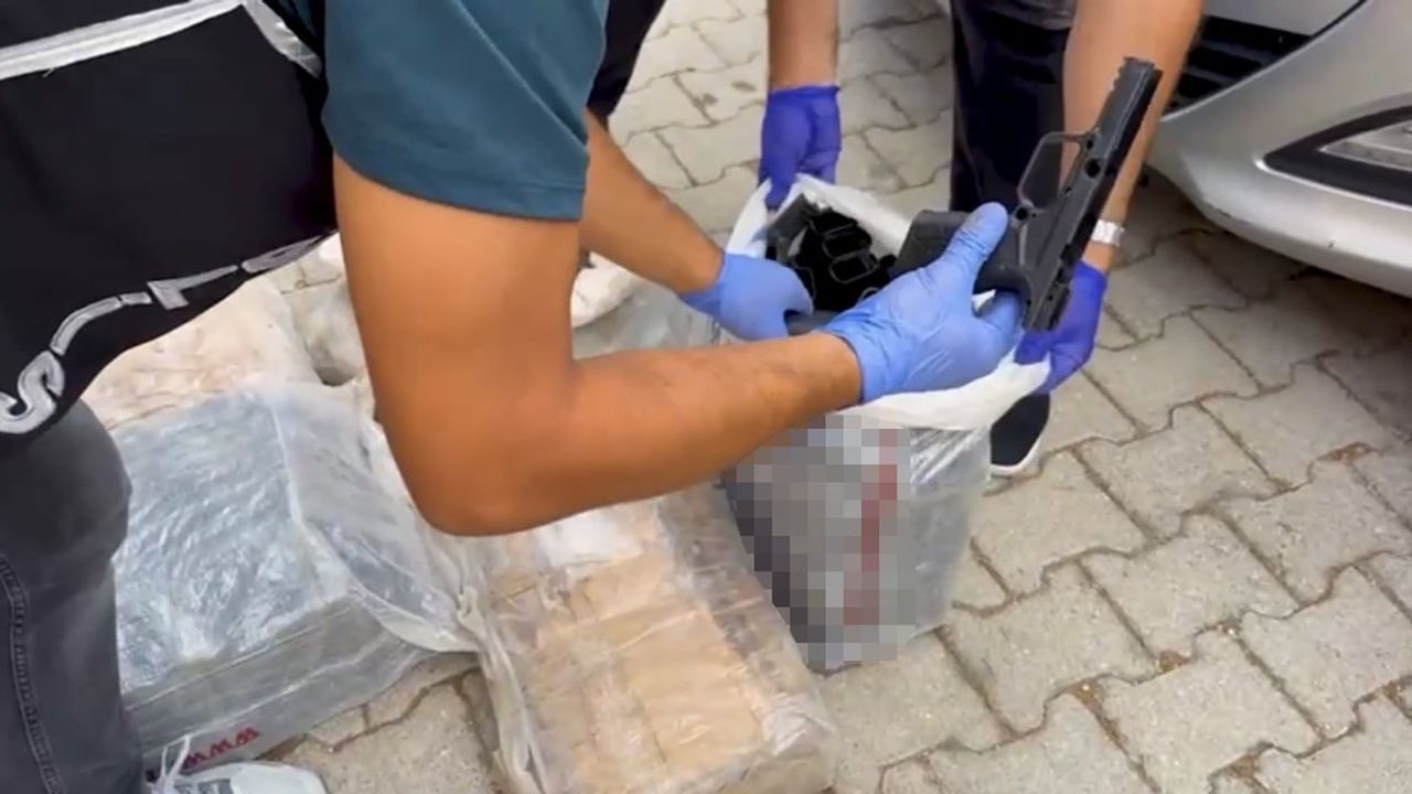 Isparta'da araçta çok sayıda silah ve parça ele geçirildi, bir kişi tutuklandı