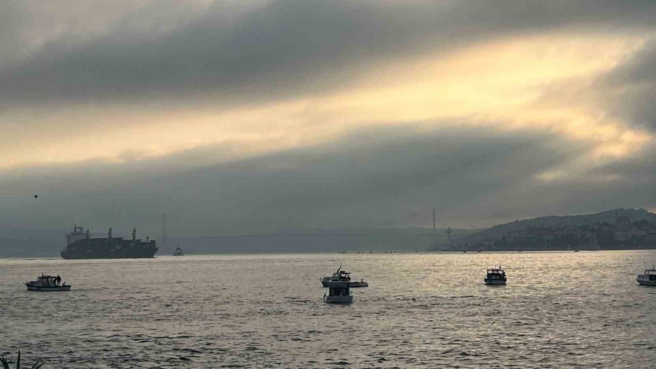 İstanbul Boğazı'nda sabah sisleri: görüş mesafesi düştü