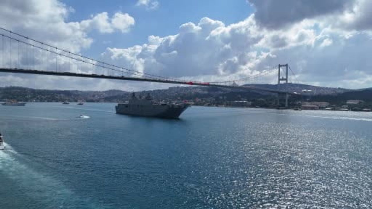 İstanbul boğazı'nda TCG Anadolu öncülüğünde 15 gemi geçişi