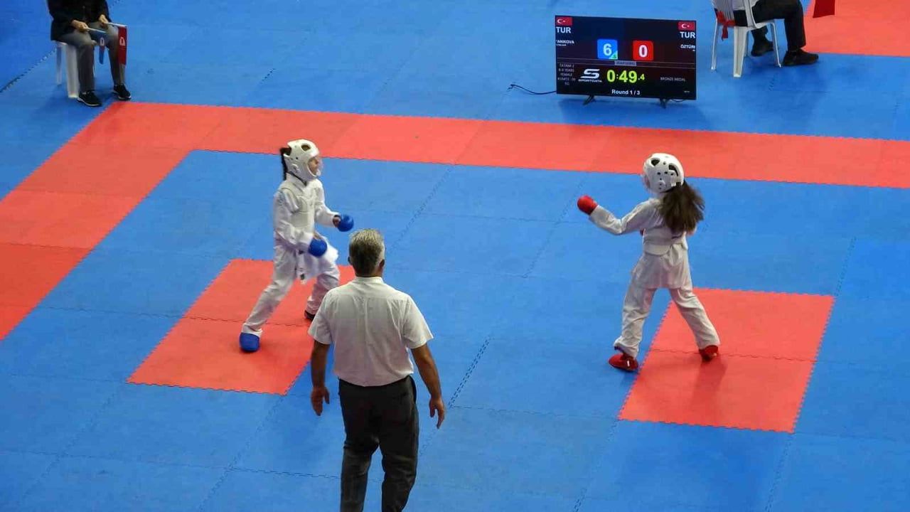 İstanbul'da uluslararası karate şöleni başlarken sporcular kupalar için kıyasıya yarışıyor