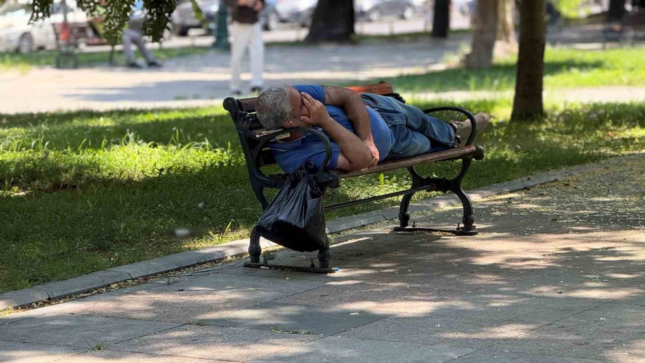 İstanbullular serinlemek için boğaz kıyılarına ve parklara akın etti