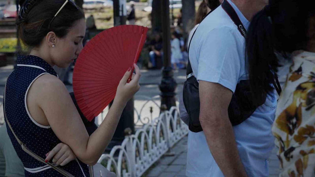 İstanbulluların serinleme adresi Kireçburnu sahili oldu