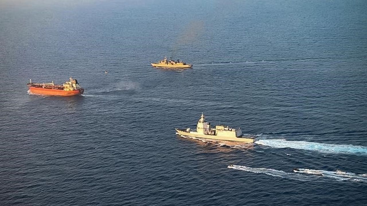İtalyan askerleri helikopterle binip şüpheli tankeri denetledi