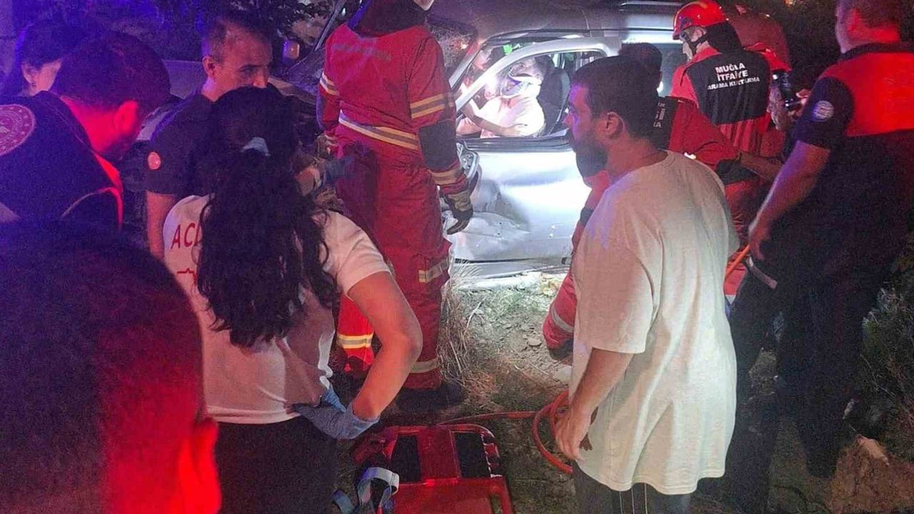 İtfaiye ekipleri Datça'da sıkışan sürücüyü kurtardı