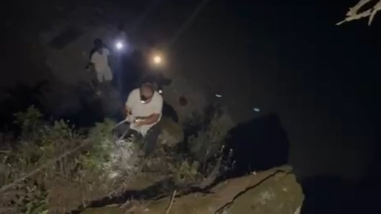 İtfaiye ve arama ekiplerinin halat müdahalesiyle Göksu'da kurtarılan iki kişi