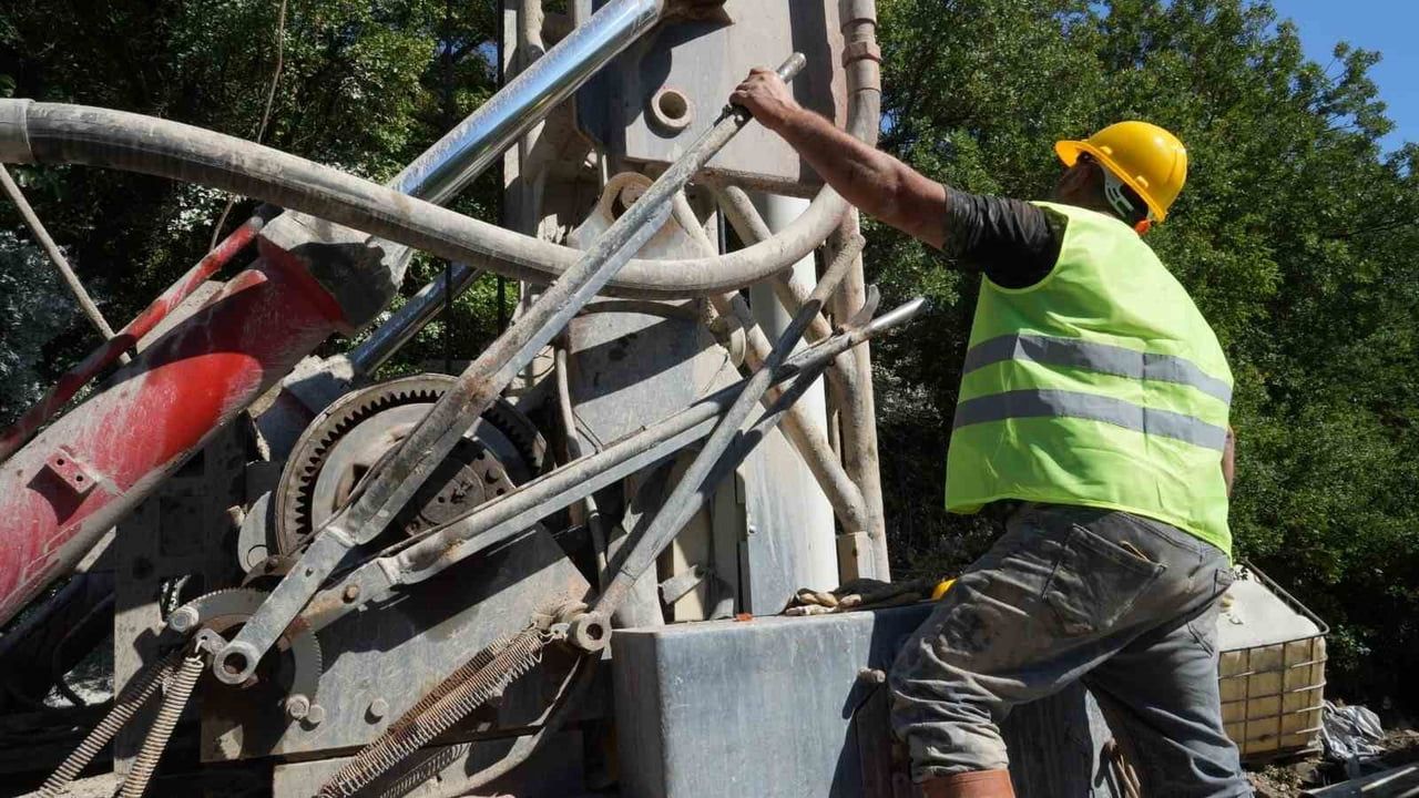 İtfaiyenin caraskal müdahalesi koyunu kuyudan sağ çıkardı