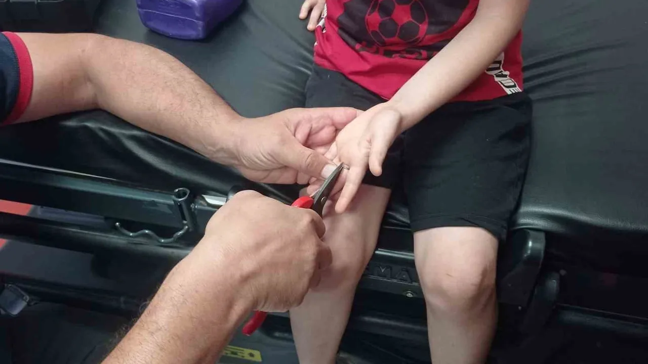 İtfaiyenin hassas müdahalesiyle çocuğun parmağına sıkışan yüzük çıkarıldı