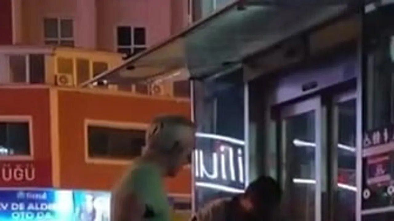 Itfaiyenin kapıyı kırdığı müdahale: Şehreküstü asansöründe iki genç kurtarıldı