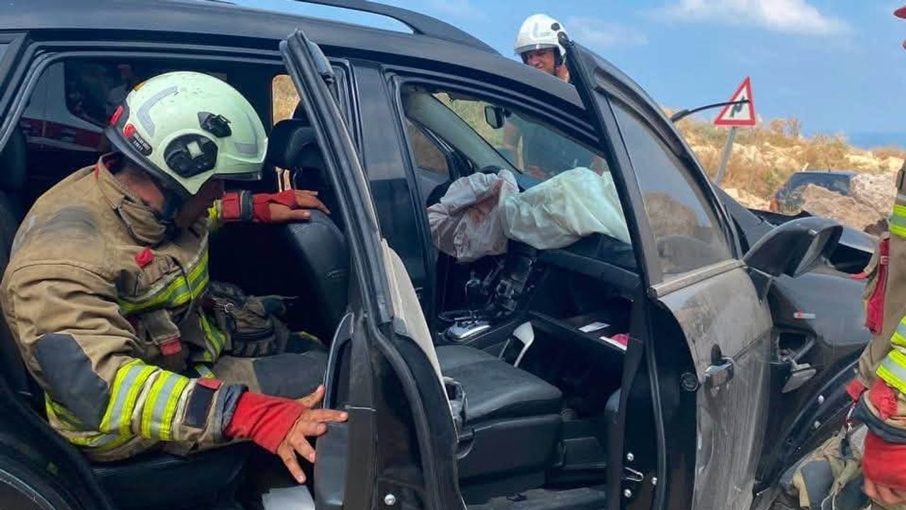 İtfaiyenin müdahalesiyle kurtarıldı: İskenderun'da otomobil kayalıklara çarptı