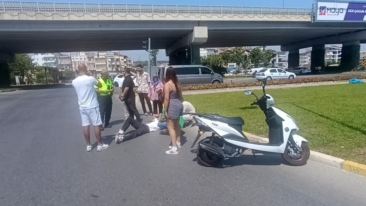 İtfaiyeye yol verirken minibüse çarpan sürücünün kaza anı kamerada