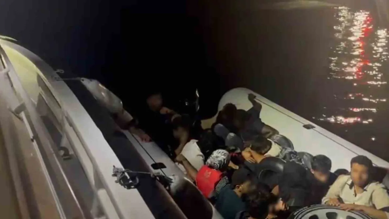 İzmir açıklarında iki ayrı müdahalede 52 düzensiz göçmen yakalandı ve kurtarıldı