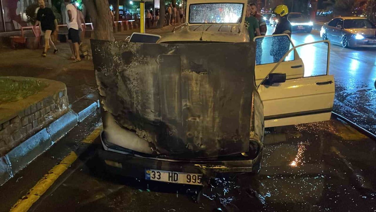 İzmir Bulvarı'nda motor bölümünden alev çıkan otomobil kullanılamaz hale geldi