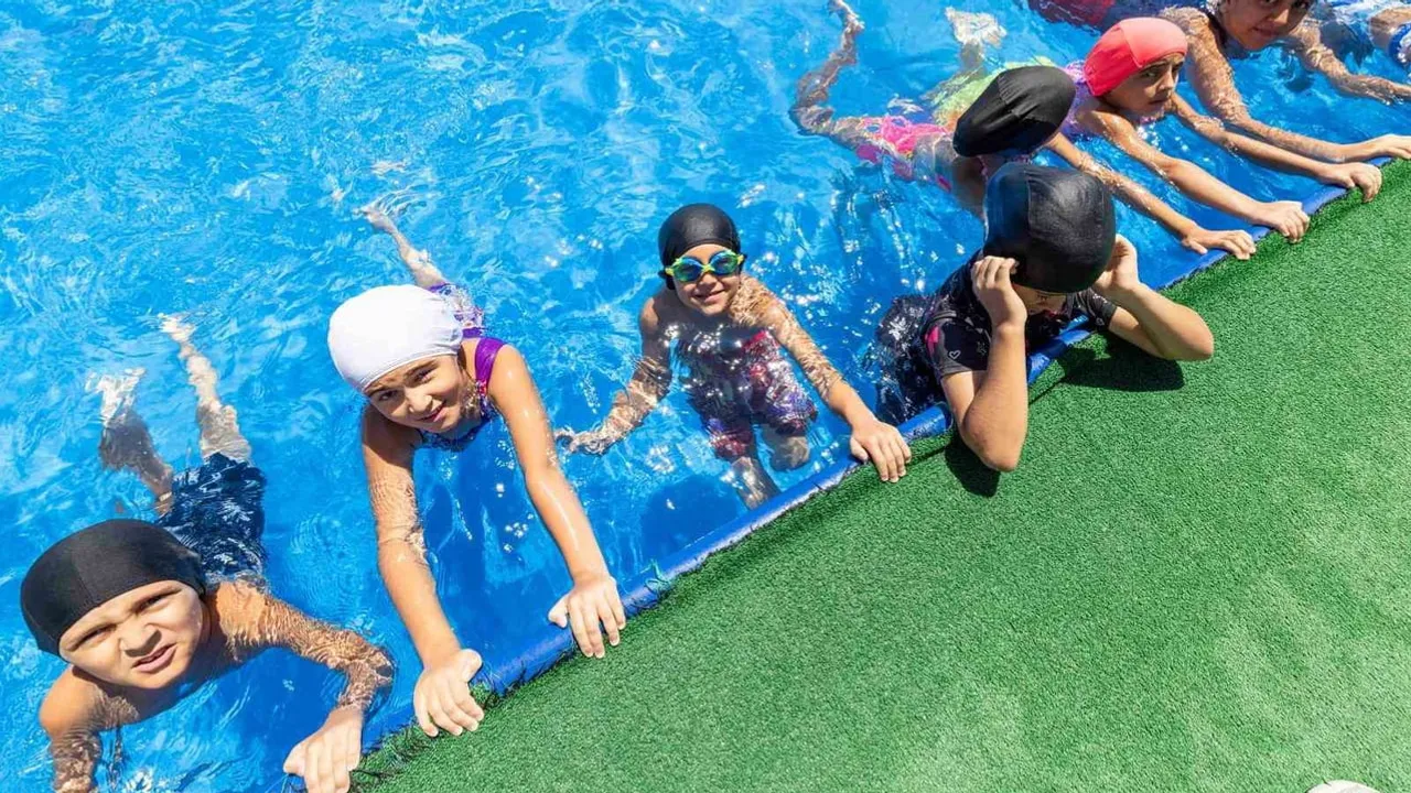 İzmir'de çocukların ilk havuz deneyiminde Tugay'la buluşma