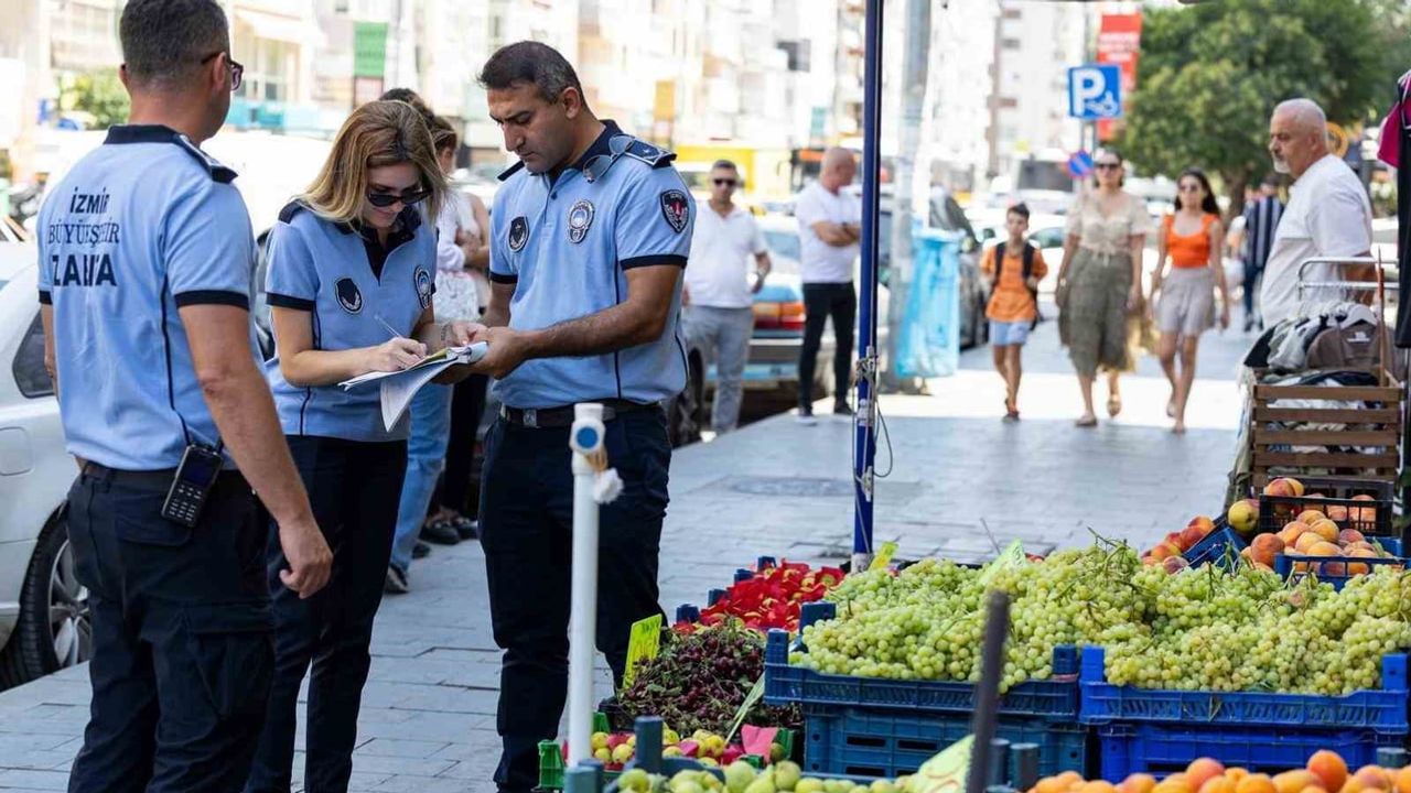 İzmir'de kaldırımlar yaya önceliğine açılıyor