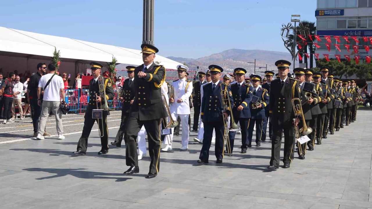 İzmir'de vatan ve birlik mesajlarıyla 30 Ağustos coşkusu