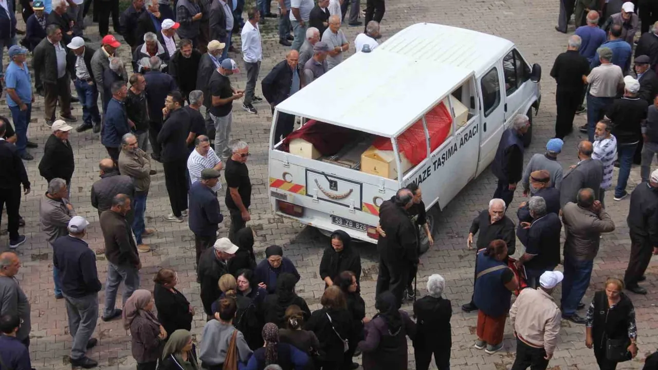 İzmir'deki trafik kazasında yaşamını yitiren çift memleketleri Sivas'ta toprağa verildi