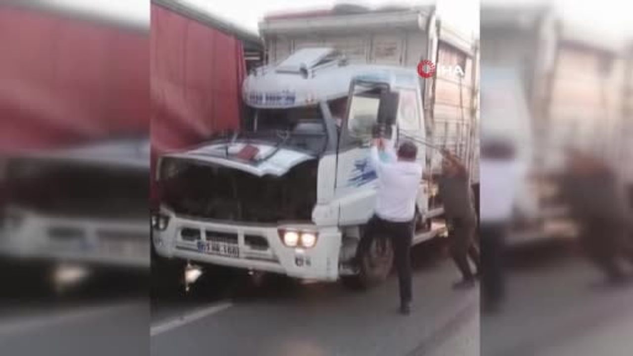 İzmit D100'te çarpışma sonrası kamyonun kabini ezildi, sürücü kurtarıldı