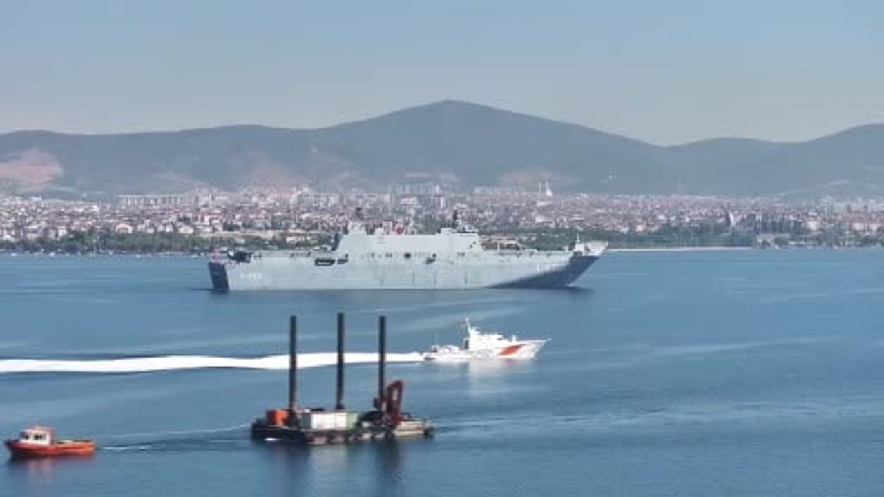İzmit körfezi'nde donanma geçidi kentte gurur ve heyecan