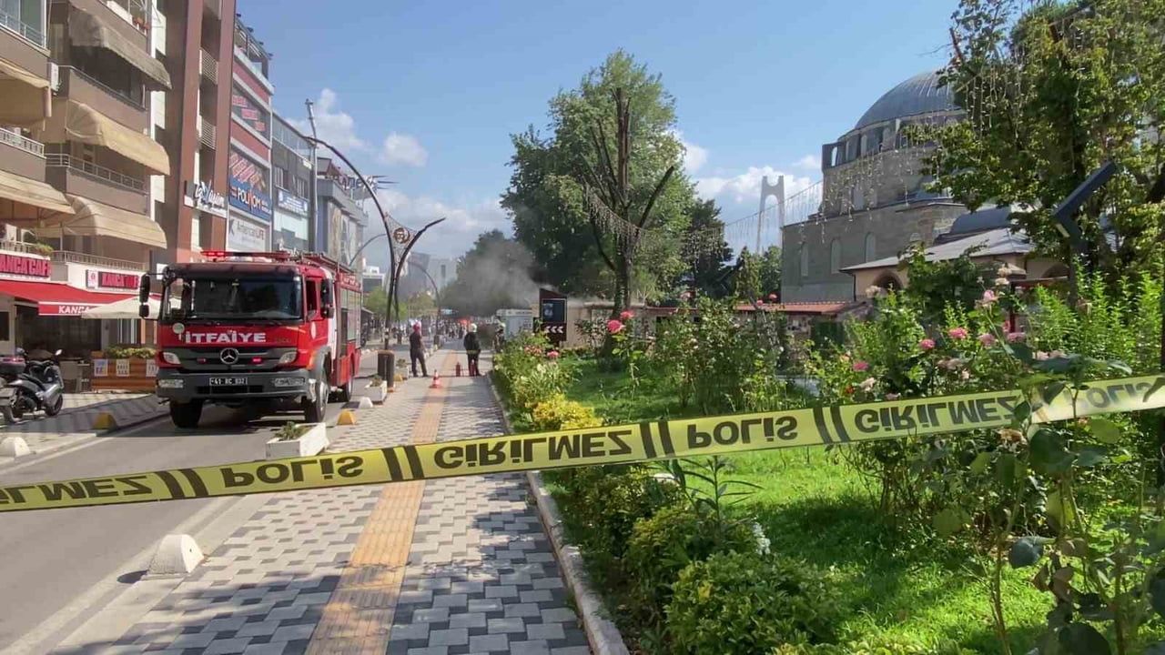 İzmit merkezde elektrik panosunda çıkan yangın kısa sürede kontrol altına alındı