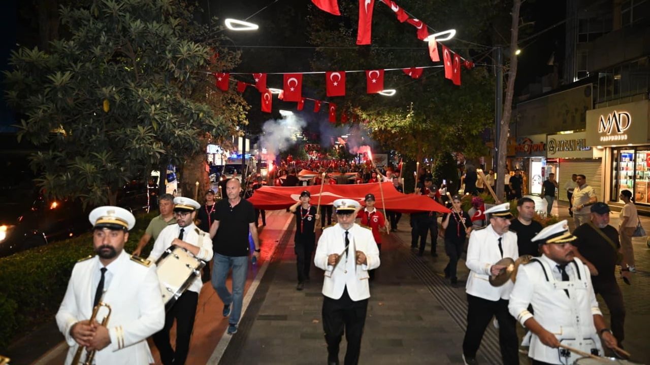 İzmit’te gecede meşalelerle zafer yürüyüşü