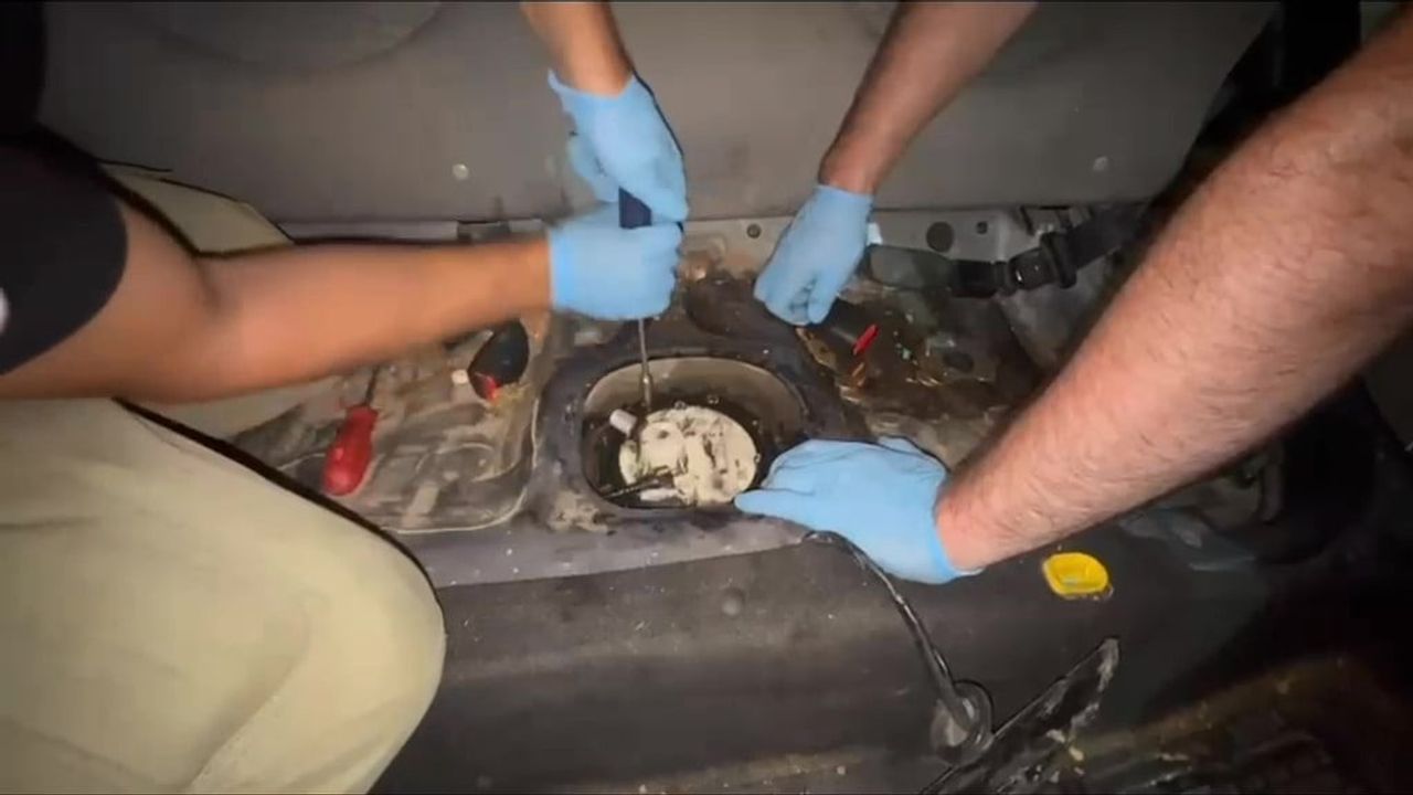İzmit'te otomobilin gizli bölmesinde 6,5 kilogram esrar bulundu