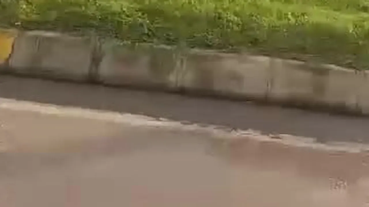 İzmit Umuttepe'de motor kısmından başlayan yangın belediye otobüsünü kül etti