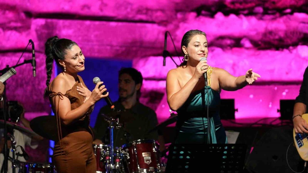 İznik Roma Tiyatrosu'nda caz ve türkü harmanı