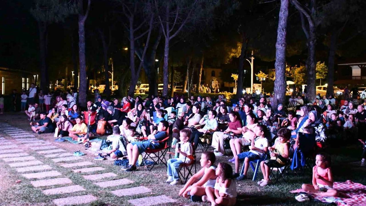 İznik sahilinde miniklerle nostalji: yazlık sinema bu sezonu tamamladı