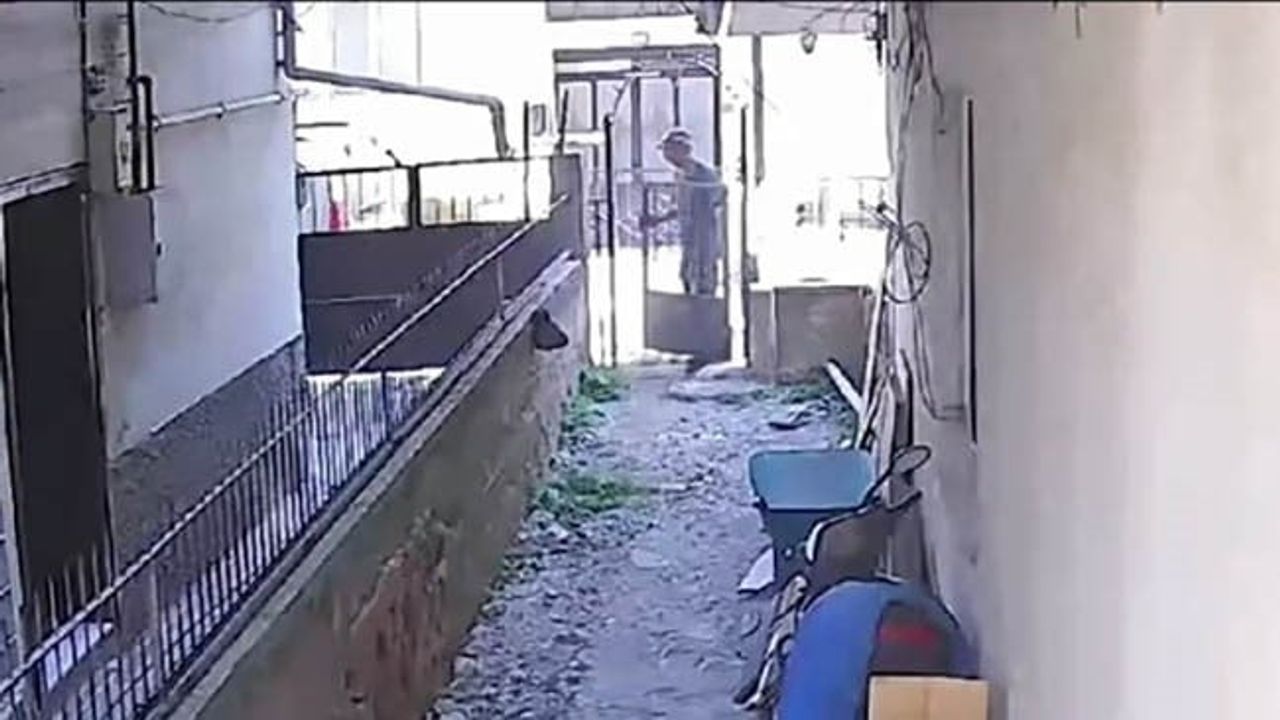 İznik'te hurdacı öğle vakti demir kapıyı söküp el arabasıyla götürdü