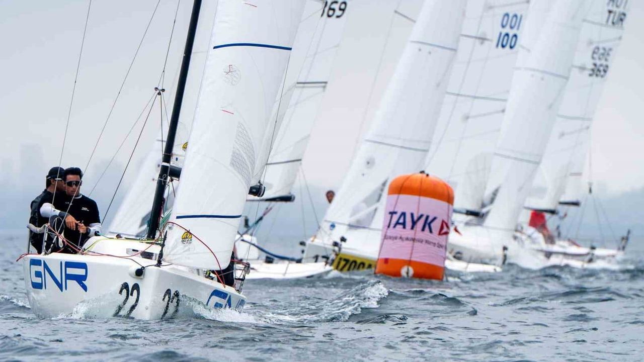 J70 etabında rüzgârla dans eden ekip Team Nautique Yachting zirveye çıktı