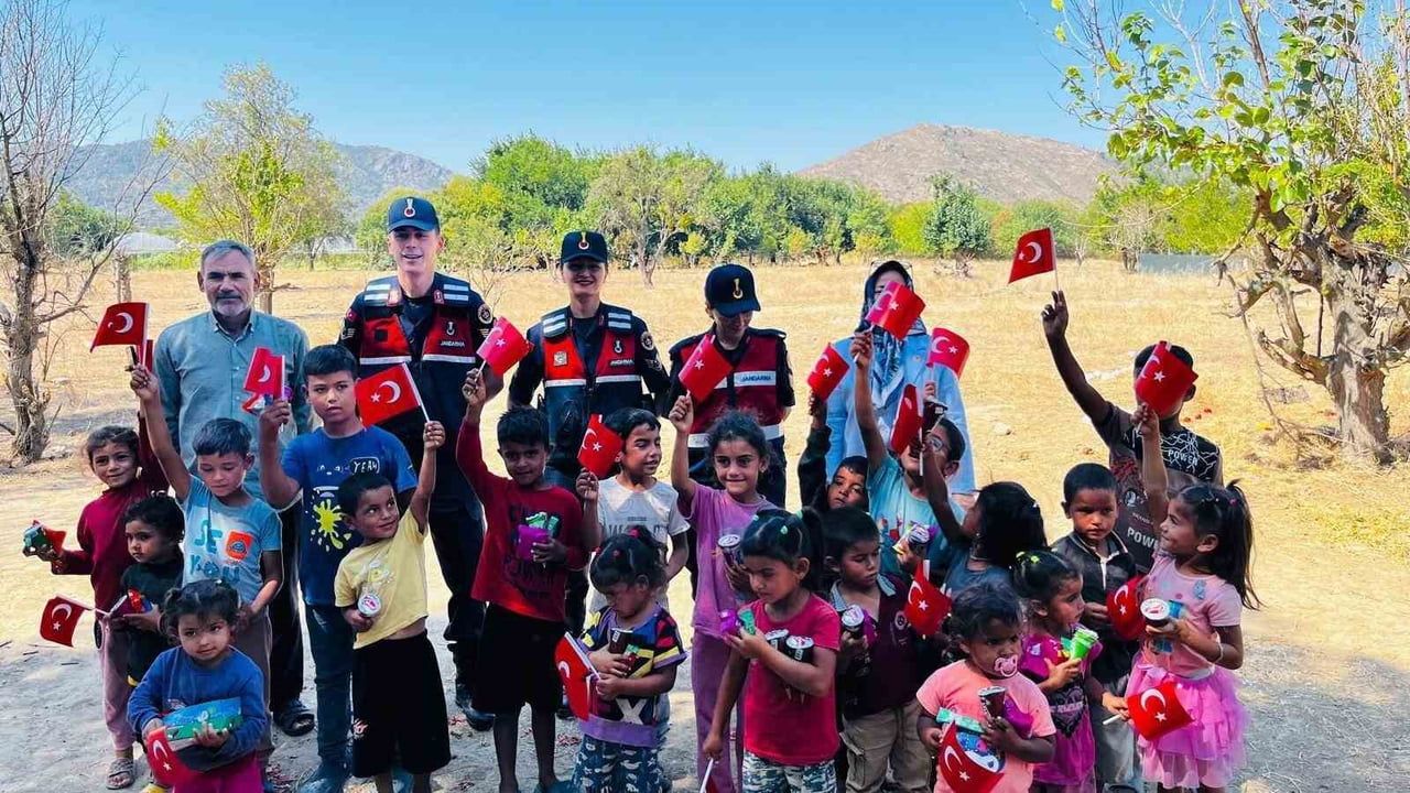 Jandarma çadır kamplarında bilgilendirdi, çocuklara hediyeler sundu