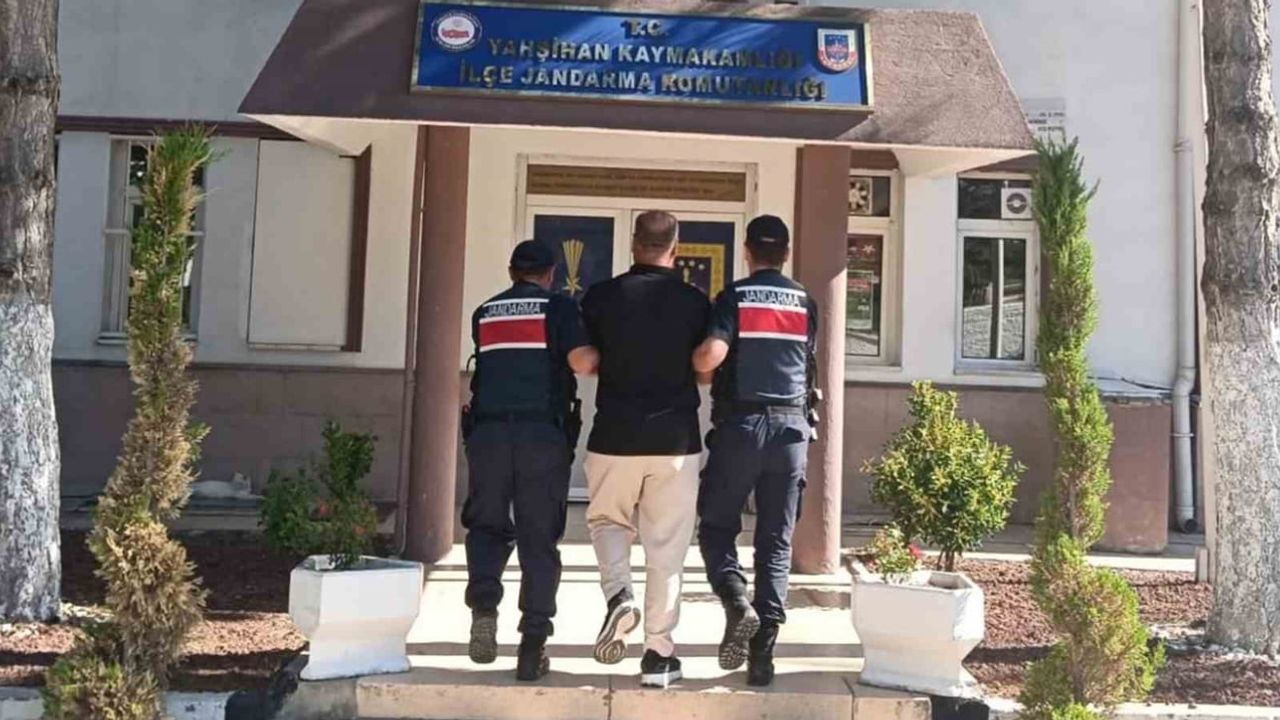 Jandarma operasyonunda kesinleşmiş hapis cezaları bulunan iki hükümlü tutuklandı