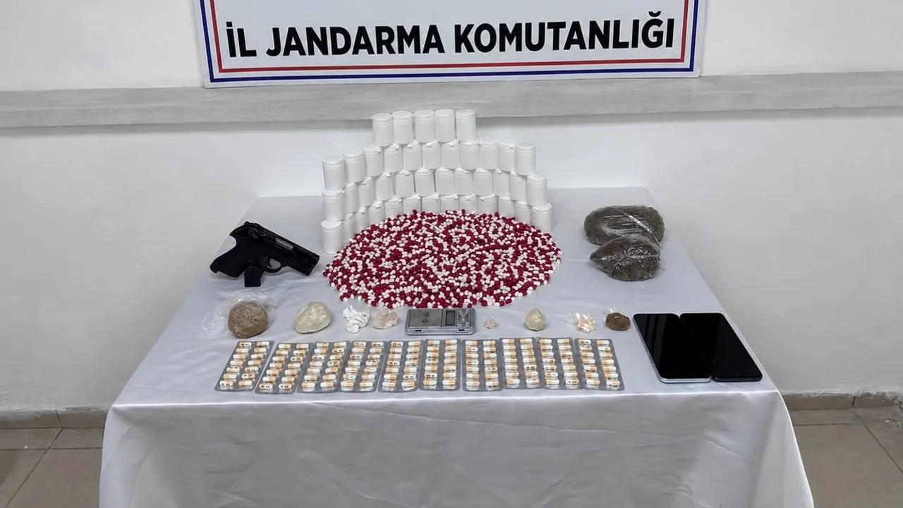 Jandarmadan titiz takip: sokak satıcısının gösterdiği adreslerden uyuşturucu çıktı